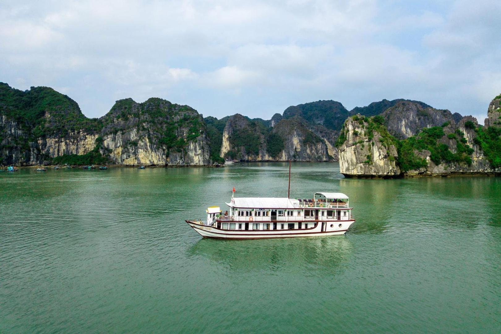 Cozy Bay Classic Cruise Ha Long Exterior foto